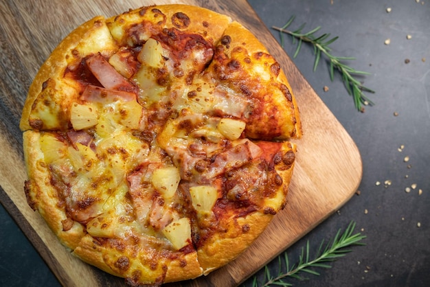 Вкусная свежая пицца подается на деревянной тарелке. Горячая домашняя пицца, готовая к подаче.