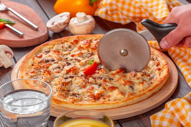 木製のテーブルで提供されるおいしい新鮮なピザ