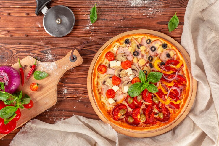 Фотография вкусная свежая пицца подается на деревянный стол