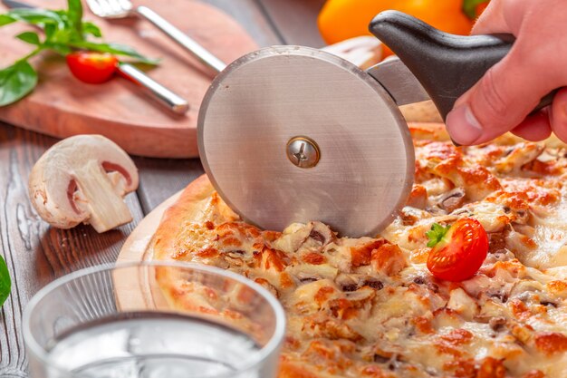 Photo delicious fresh pizza served on wooden table