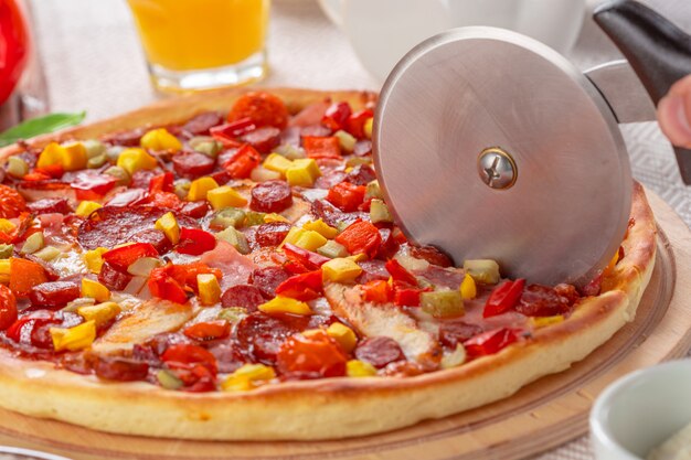 Вкусная свежая пицца подается на деревянный стол
