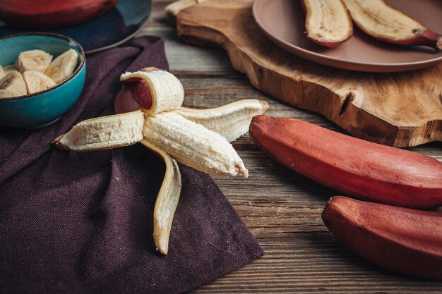 맛있는 신선한 생 붉은 바나나