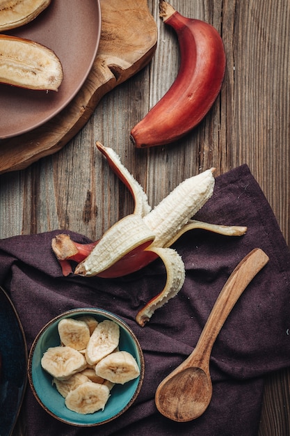 Photo delicious fresh raw red bananas