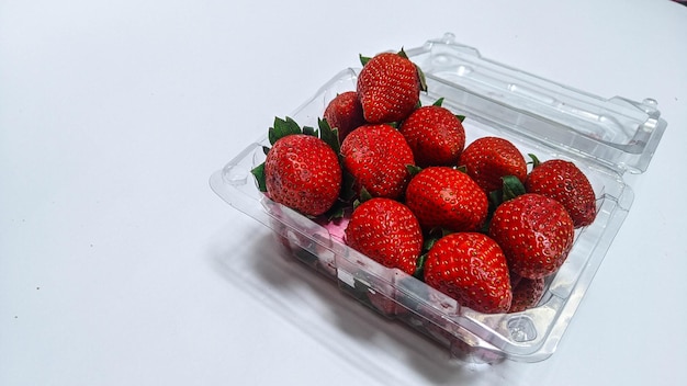 흰색 배경 상위 뷰에 맛있는 신선한 빨간 딸기