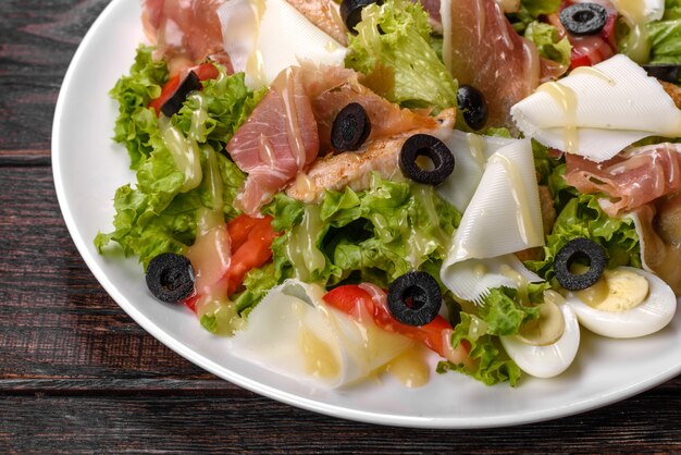 Foto deliziosa insalata fresca con pancetta per la tavola delle feste