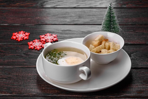 Deliziosa zuppa fresca preparata per la tavola di natale. preparazione della tavola festiva