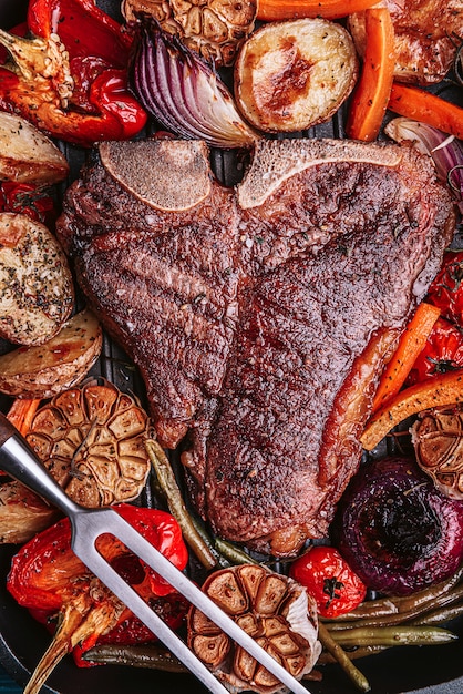 저녁 식사를 위해 맛있는 신선한 스테이크. 맛있고 건강한 단백질 식품