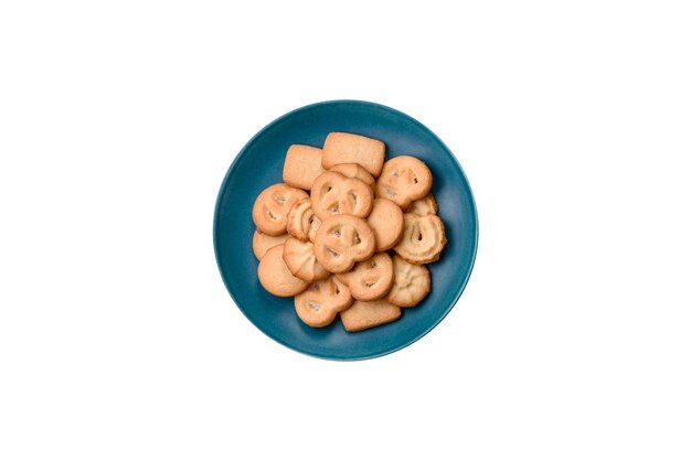 濃い背景の美味しい新鮮な甘い脆いバタークッキー