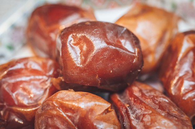 Deliziose date fresche e dolci di sukkari