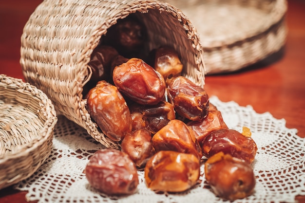 Deliziose date fresche e dolci di sukkari