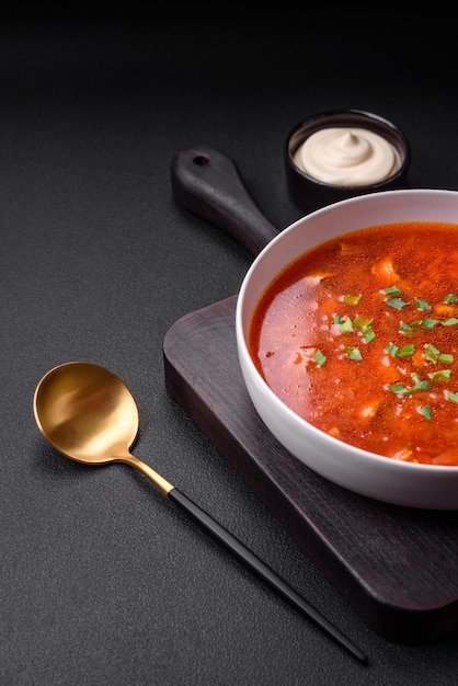 Photo delicious fresh ukrainian borscht with beets carrots and cabbage