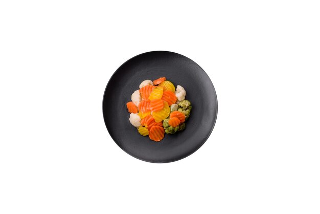 Фото Вкусные свежие овощи брокколи цветная капуста морковь на паре с солью