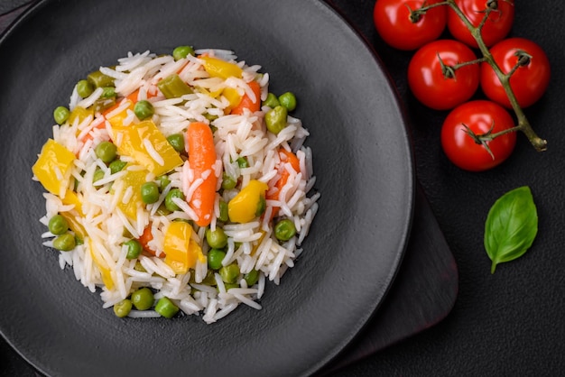 Фото Вкусный свежий белый вареный рис с овощами морковими перцами и спаржевыми бобами на керамической тарелке