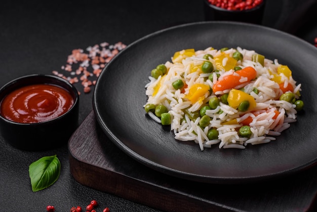 Вкусный свежий белый вареный рис с овощами морковими перцами и спаржевыми бобами на керамической тарелке
