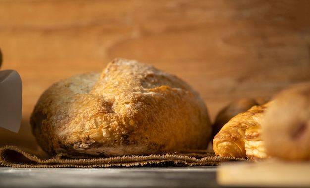 Foto deliziose pagnotte fresche di pane su sfondo di legno vista ravvicinata