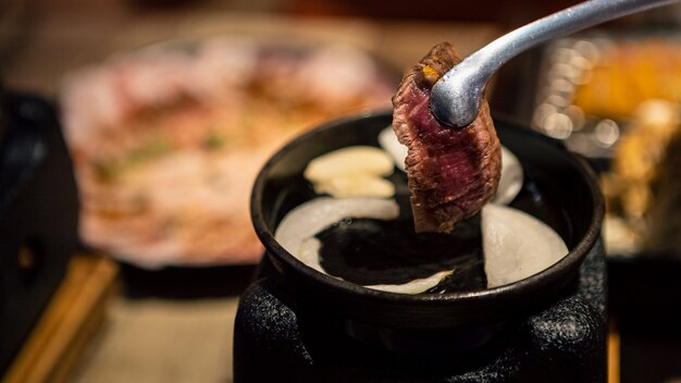 カリカリに揚げた美味しい牛カツ牛カツ。パン粉とカツの炒め物で焼いたステーキが特徴です。レストランでの日本食