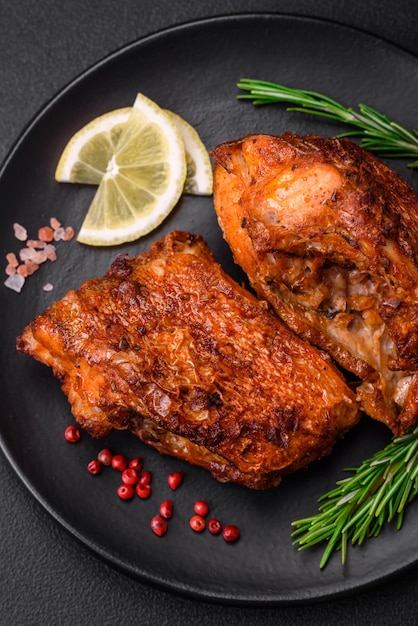 Photo delicious fried sea bass fish in the form of slices with spices and herbs