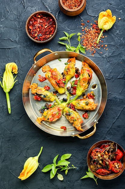 サンドライトマトを詰めたおいしい揚げズッキーニの花。夏の食べ物。