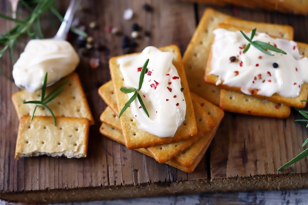 Delicious garlic crackers with cream cheese