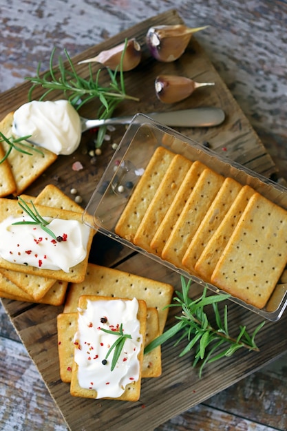 Delicious garlic crackers with cream cheese