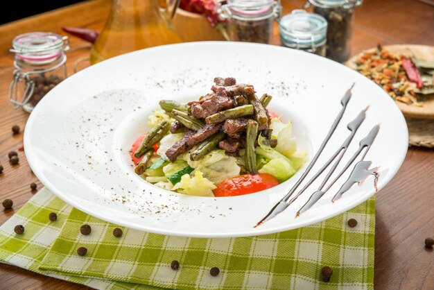 Delicious, generous and fresh salad with spinach, bacon, champignon mushrooms