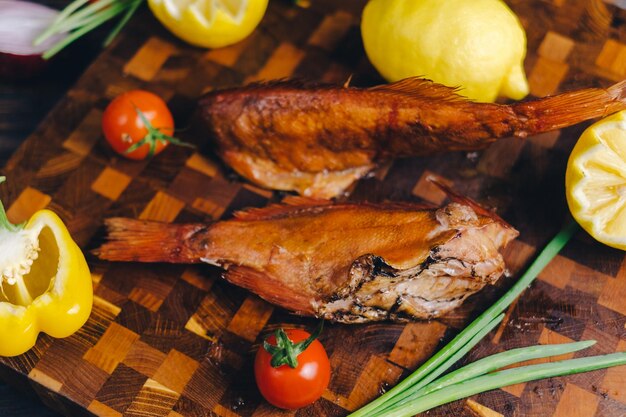 Delicious gerookte vis oceaan baars op houten zwarte achtergrond voor gezond voedsel