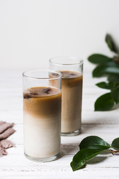 Foto deliziosi bicchieri con caffè e cubetti di ghiaccio