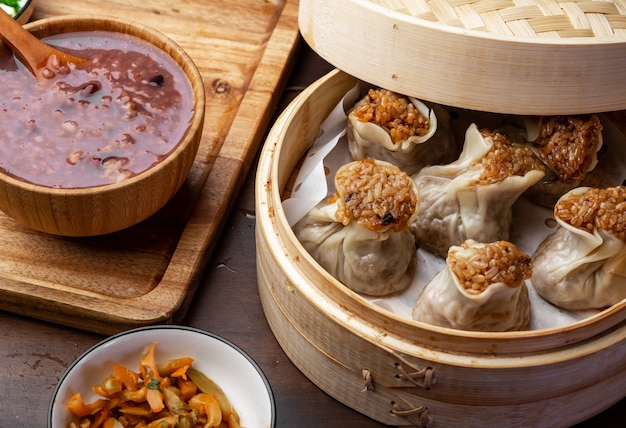 Delicious glutinous rice dumplings are in the steamer