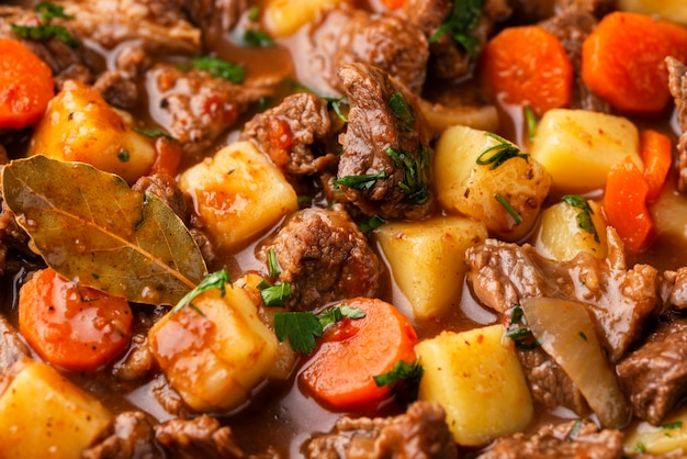 Foto delizioso gulasch pronto per la cena