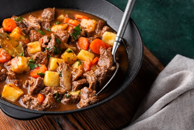 Foto delizioso gulasch pronto per la cena