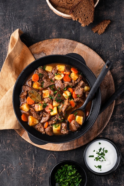 Foto delizioso gulasch pronto per la cena