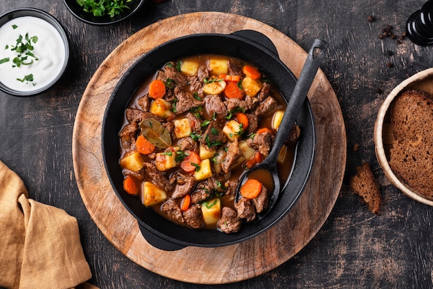 Foto delizioso gulasch pronto per la cena