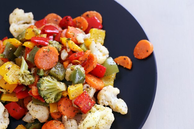 Foto deliziose verdure giacevano nella tazza sul tavolo.