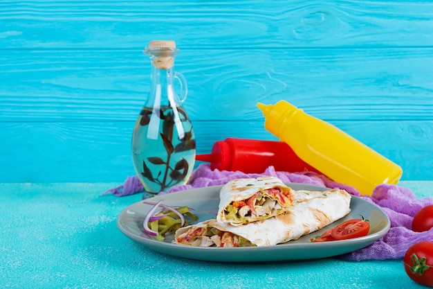 Фото Вкусовый куриный бутерброд с шавармой, завернутый в лаваш-донер-кебаб.