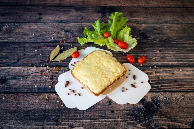 Un delizioso croque monsieur alla griglia pronto da mangiare