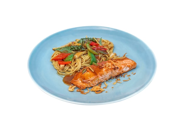 Deliziosa bistecca di filetto di salmone alla griglia servita con spaghetti in stile fusion alimentare tailandese