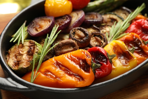 Вкусные овощи на гриле в пекарне на столе вблизи