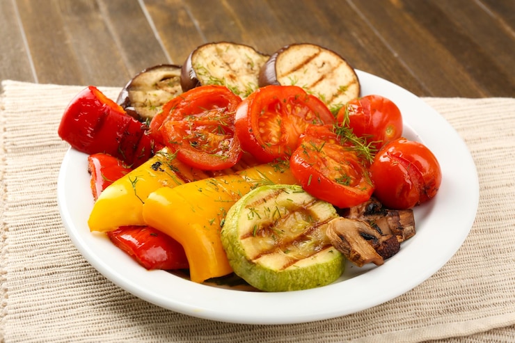 Фотография вкусные жареные овощи на тарелке на столе вблизи