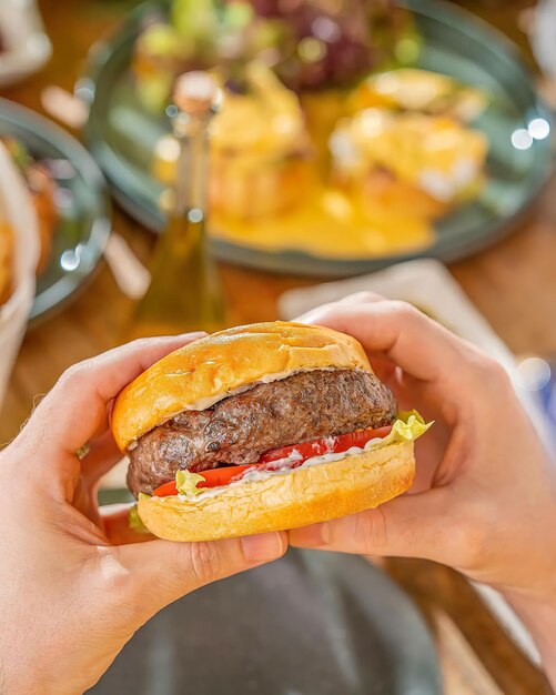 사진 맛있는 햄버거 생고기와 토스트 빵