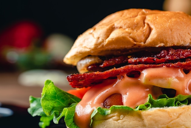 Delizioso hamburger o panino con pollo a scatti di cetriolo pomodoro maionese lattuga