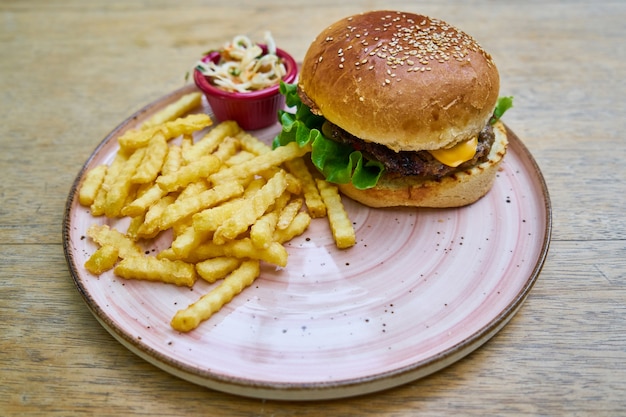 テーブル上のおいしいハンバーガー