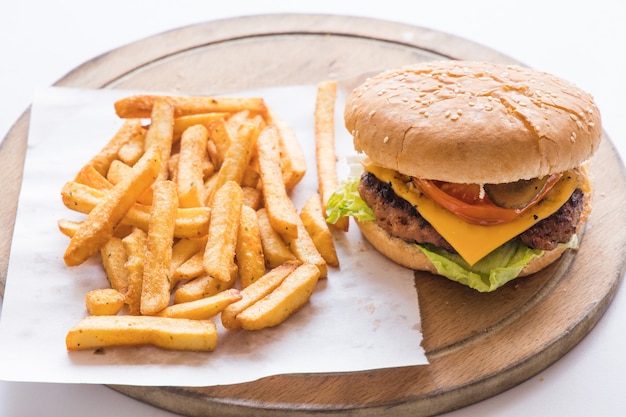 おいしいハンバーガーとチップス