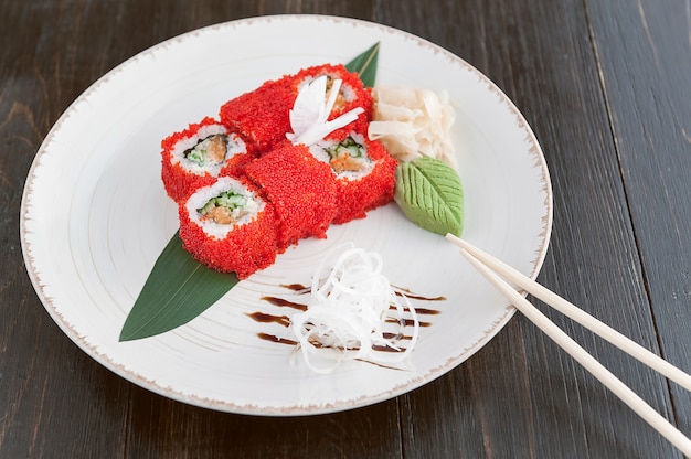Вкусные суши, приготовленные вручную. Традиционная японская кухня