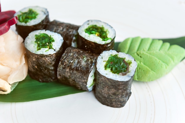 Foto sushi delizioso e fatto a mano. cibo tradizionale giapponese