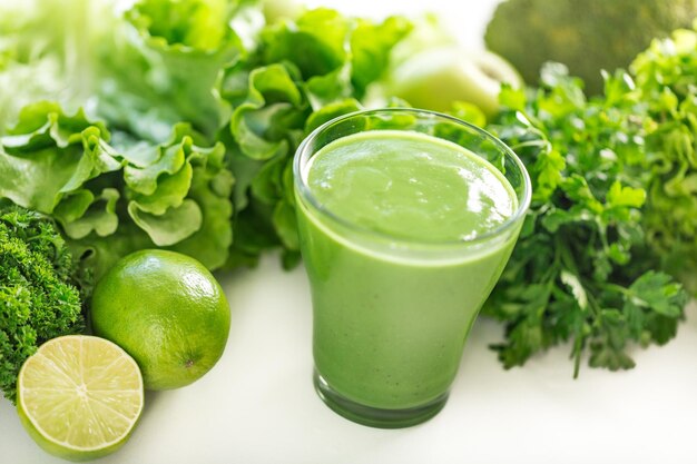 テーブルの上に果物と野菜とおいしい健康的なグリーンスムージー