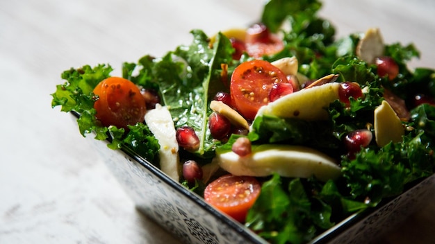 Foto deliziosa e salutare insalata di cavolo, mozzarella e pomodorini