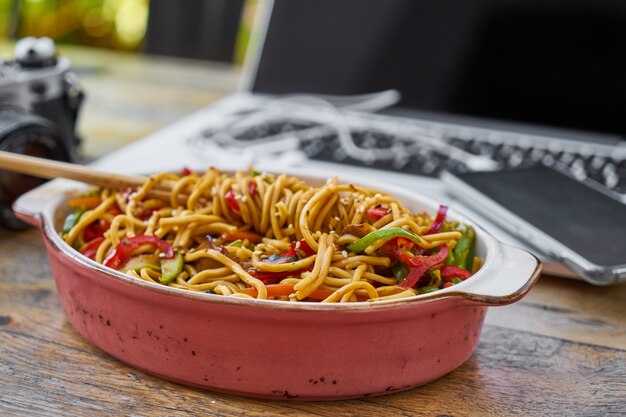 テーブルの上のおいしいと健康的な麺