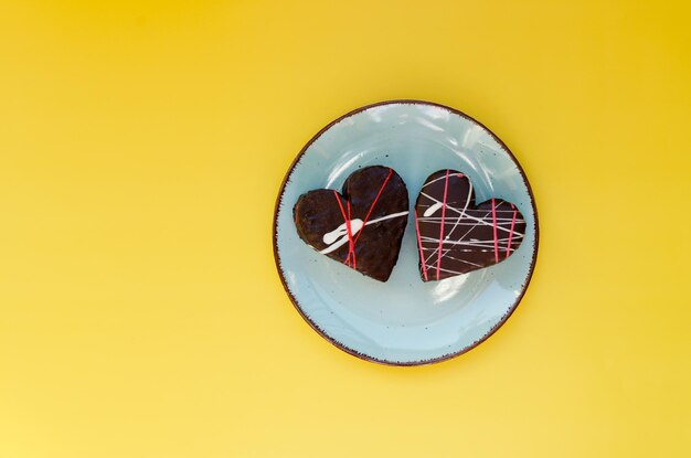 Foto deliziosi cupcakes a forma di cuore, torte per san valentino su sfondo blu. cibo creativo. amore