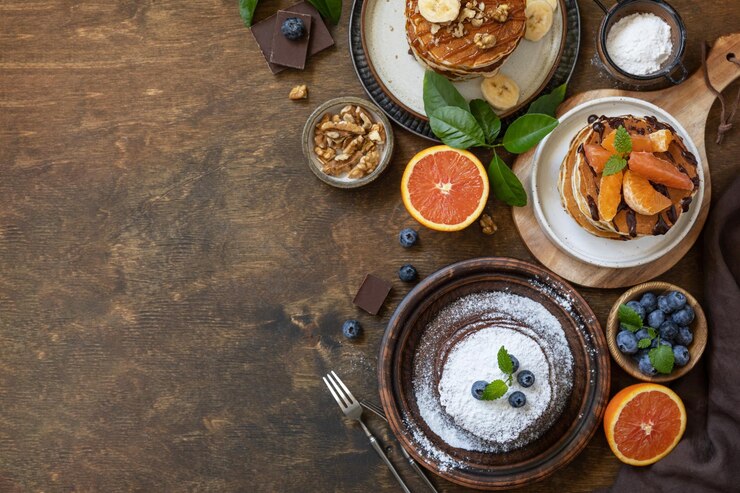 Фотография вкусные домашние американские банановые блинчики с чернилами орехами карамель шоколад красный оранжевый
