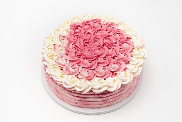 분홍색과 노란색 아이싱을 곁들인 맛있는 홈메이드 생일 케이크